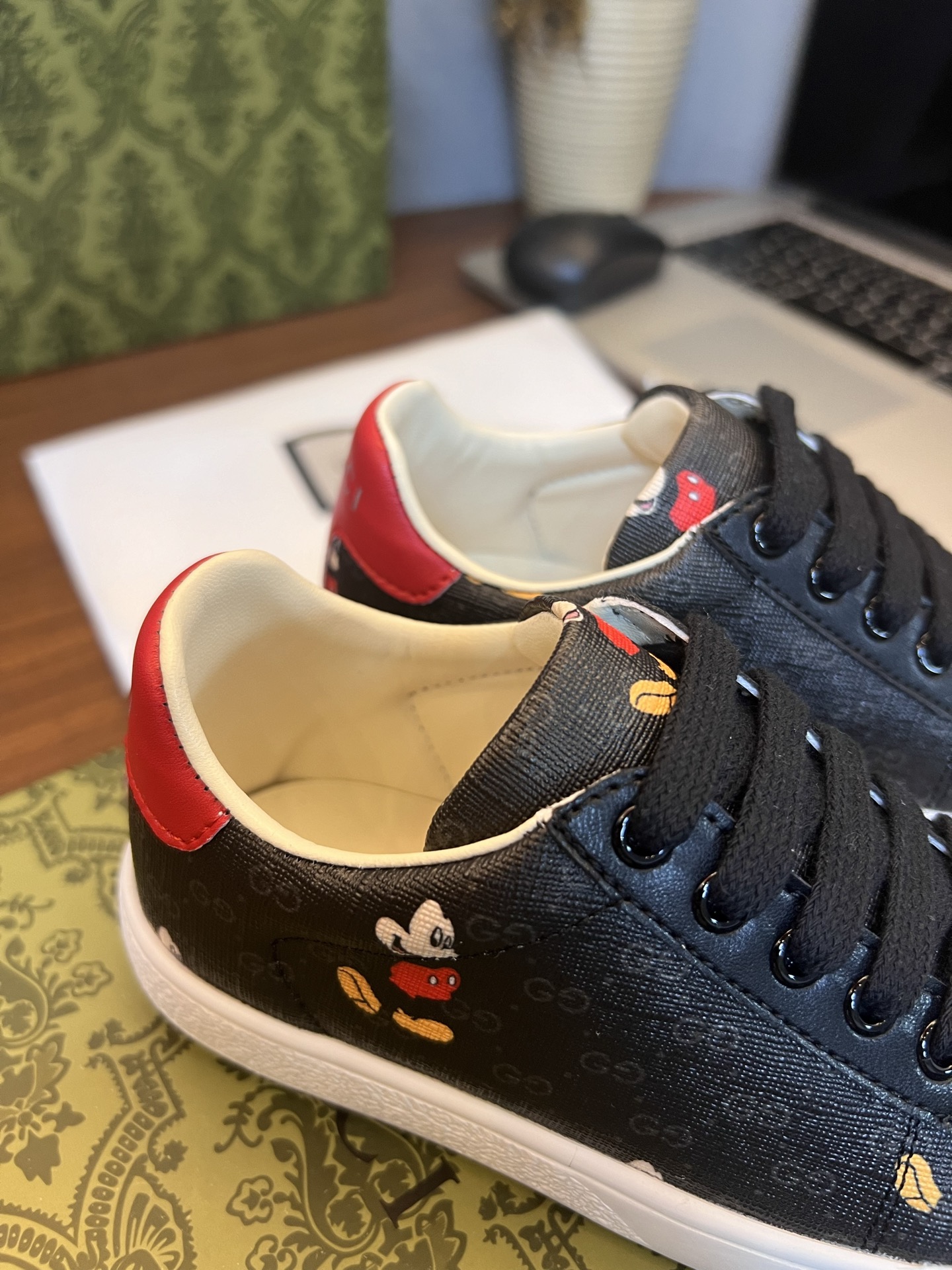 Children's shoes child